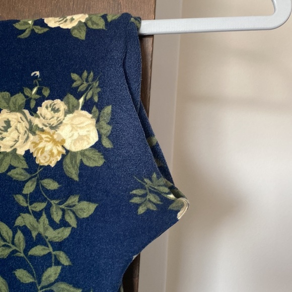 Lularoe TC leggings white roses with navy base - Picture 2 of 2